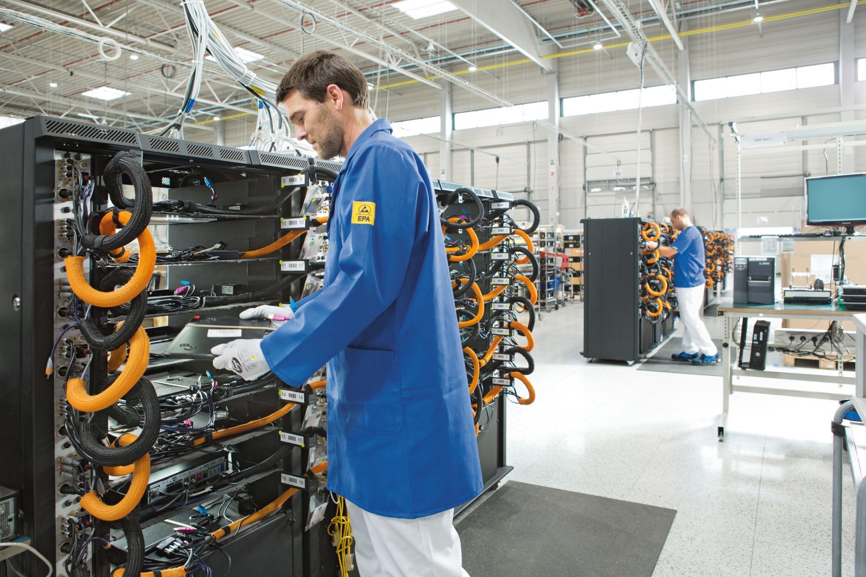 De gecertificeerde EPA-kleding van Mewa combineert betrouwbare bescherming in gevoelige werkomgevingen...