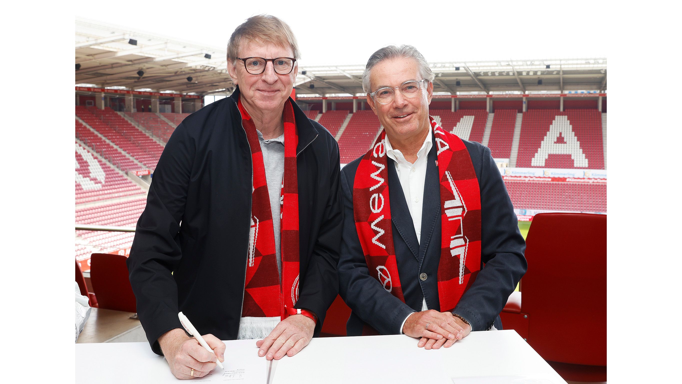 Der Aufsichtsrat der MEWA Textil-Service SE verlängerte den Vertrag von Michael Kümpfel (r.) als CCO: Vertragsunterzeichung mit dem Aufsichtsratsvorsitzenden Andreas Söffing (l.). (Foto: Mewa/Torsten Zimmermann)